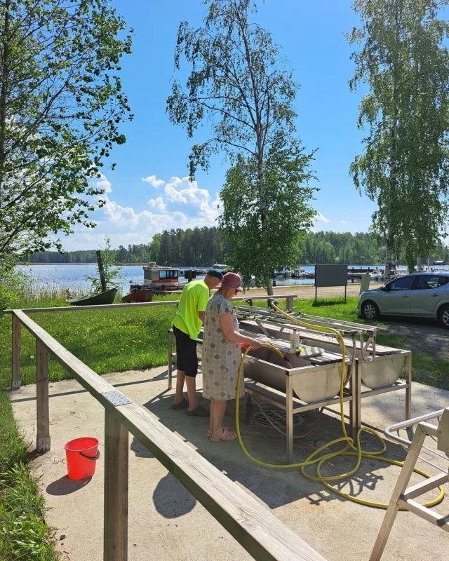 ❗Kunnan sataman matonpesupaikan pumppu on rikki❗

Matonpesupaikan pumppu on rikki ja vikaa selvitetään. Korjaaja saadaan paikalle huomenna keskiviikkona, toivottavasti asia siis selviää pian. Pahoittelut asian aiheuttamasta vaivasta. 

Matonpesupaikka kunnan satamassa (Hakulintie 6, Luhanka) on siis talven jälkeen taas käytössä. Tai on sitten taas, kun vika saadaan korjattua. Pesupaikalta löytyy kolme allasta (kaksi pienempää ja yksi iso allas), mattomankeli ja valutuspuomit.

Matonpesupaikka on tarkoitettu kaikkien yhteiseen käyttöön. Pesuvuoroa ei tarvitse varata, vaan pesijöiltä edellytetään hyvää yhteishenkeä ja muiden käyttäjien huomioimista. ✨
