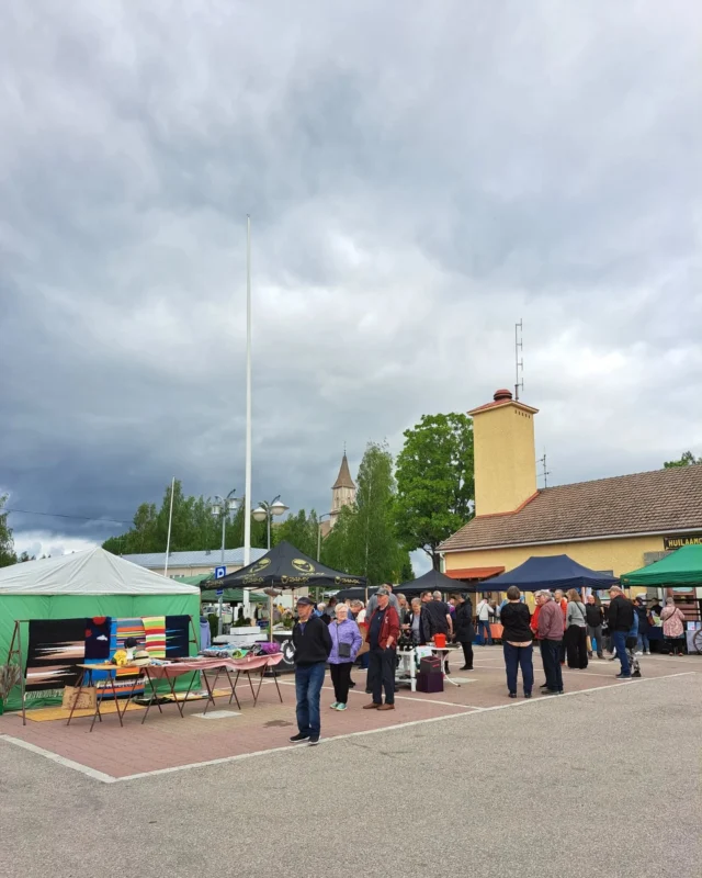 Luhangan kesä on nyt avattu. ☀️ Tummia pilviä kerääntyi taivaalle mutta ei sada! Ja aurinkokin välillä pilkahtaa, tyypillistä Suomen kesää siis. ☀️

Torille on kerääntynyt ihmisiä runsain joukoin, haitarimusiikki soi ja puheensorina käy kun ihmiset tapaavat toisiaan. 💛 Torilta löytyy monenmoista kojua, mm. teltta jossa mittelöidään Luhangan lypsymestaruudesta! Tapahtuma jatkuu Kylätalolle asti, jossa on esillä kädentaitoja monessa muodossa. 

Vielä ehtii mukaan, Luhangan LuJun organisoima Luhangan Kesänavaus klo 14 asti torin ympäristössä!